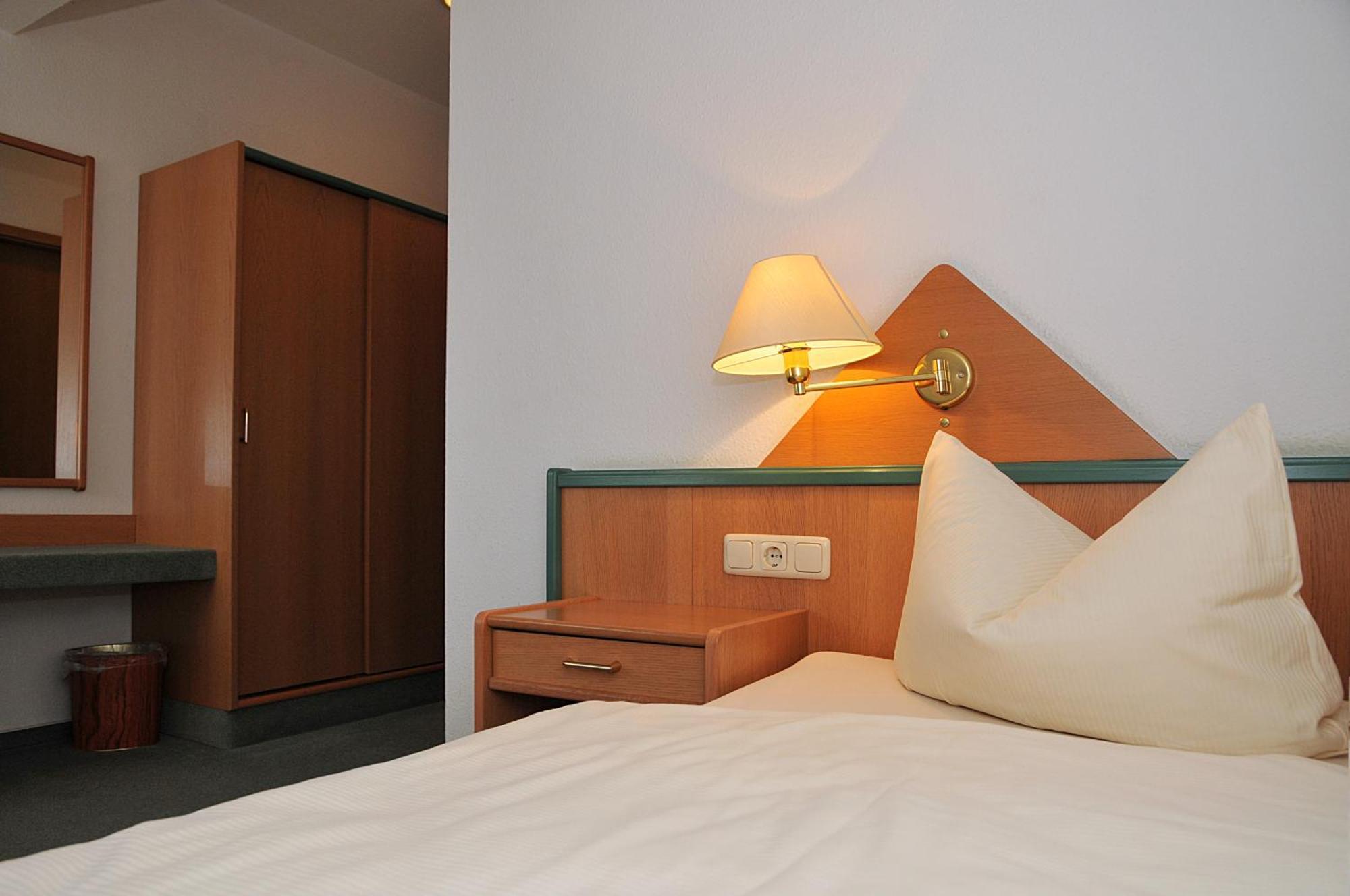 Hotel Friesen Werdau Bagian luar foto