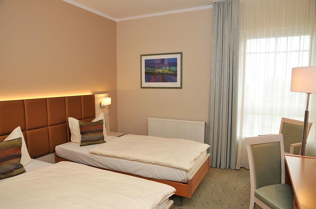 Hotel Friesen Werdau Bagian luar foto